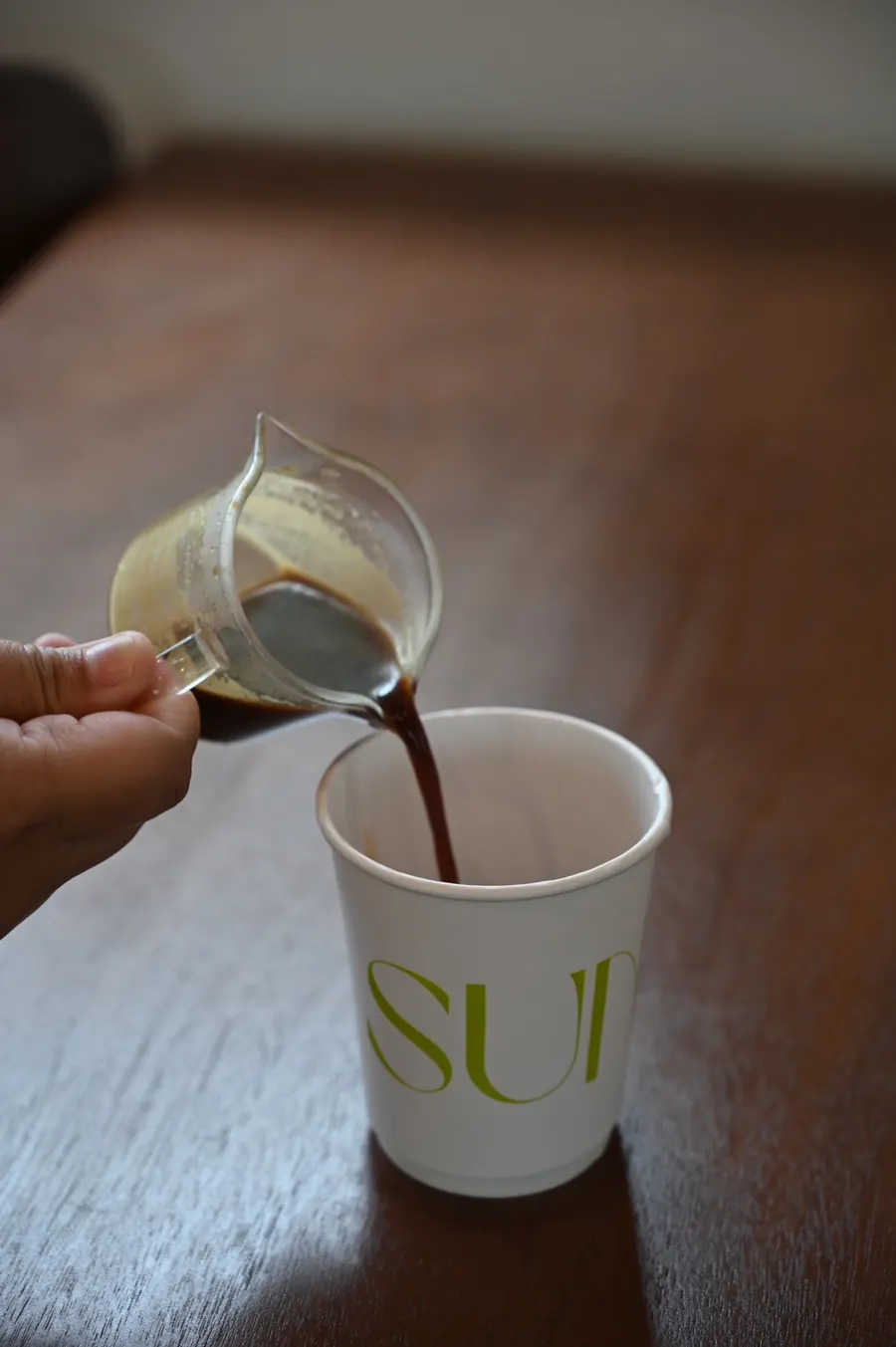 รินกาแฟลงแก้ว Sundae Coffee & Bakery